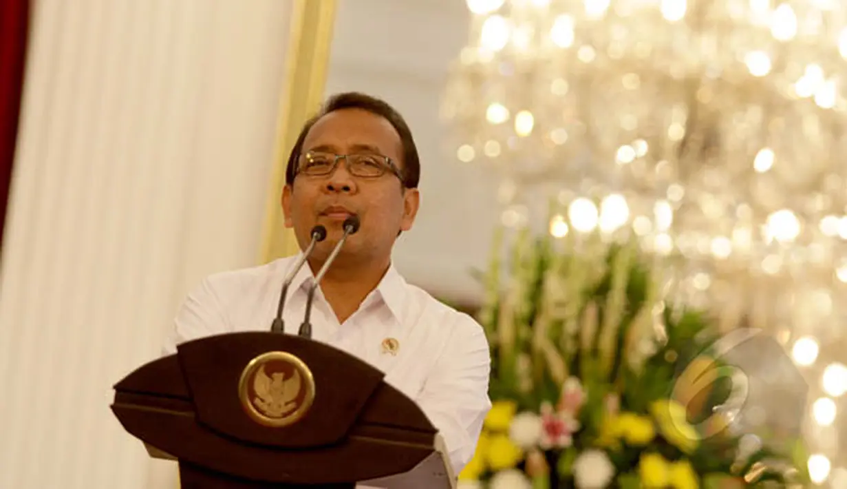 Mensesneg Pratikno memberikan keterangan terkait diterbitkannya Keppres pemberhentian sementara Ketua KPK Abraham Samad serta Wakil Ketua KPK Bambang Widjojanto di Istana Merdeka, Jakarta, Rabu (18/2/2015). (Liputan6.com/Faizal Fanani) 