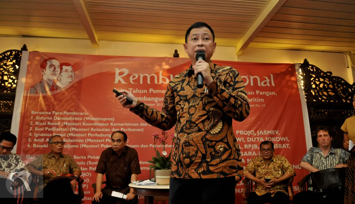 Menhub Ignasius Jonan memberikan pemaparan saat Rembug Nasional 1 Tahun Jokowi-JK, Jakarta, Selasa (20/10/2015). Kedaulatan Pangan Pembangunan Energi & Keunggulan Maritim menjadi tema utama.(Liputan6.com/Johan Tallo)