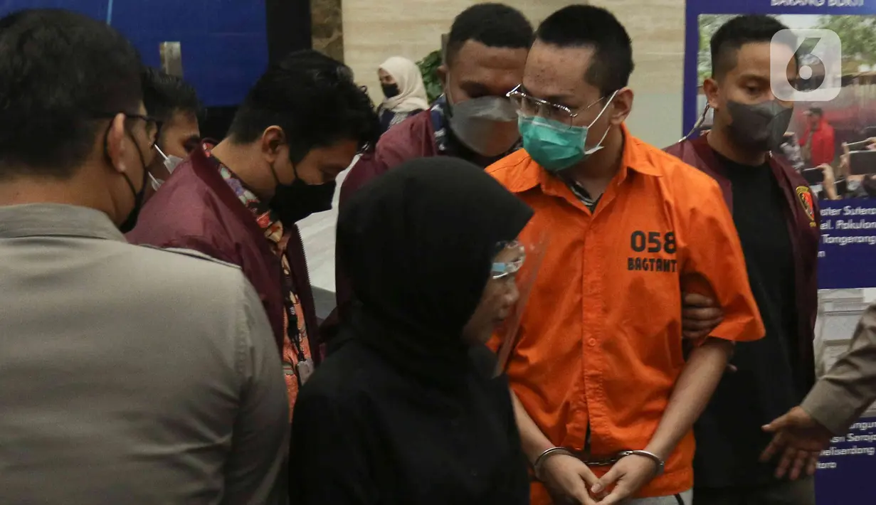 Tersangka Indra Kesuma alias Indra Kenz dihadirkan dalam jumpa pers kasus trading binary option Binomo di Mabes Polri, Jakarta Selatan, Jumat (25/3/2022). Pihak kepolisian menyebut Indra Kenz terancam hukuman penjara selama 20 tahun. (Liputan6.com/Herman Zakharia)