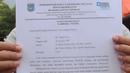 Warga menunjukkan surat bebas Covid-19  di Rumah Lawan Covid-19 Tangerang Selatan, Jumat (1/1/2021). Akhir 2020, kasus Covid-19 baru di Tangerang Selatan (Tangsel) semakin meningkat. (merdeka.com/ Arie Basuki)