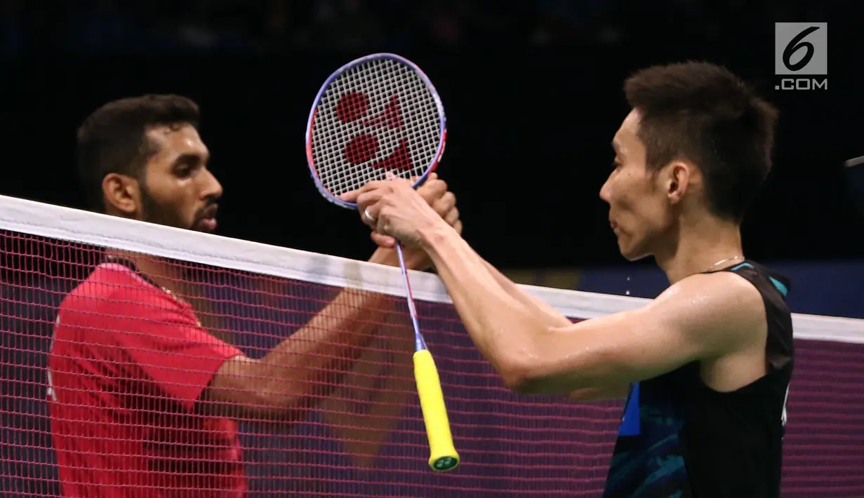 Tunggal Putra Malaysia, Lee Chong Wei menyalami pebulu tangkis India Prannoy HS usai laga di babak kedua Indonesia Open 2017 di Jakarta, Kamis (15/6). Lee Chong Wei kalah 10-21. 18-21. (Liputan6.com/Helmi Fithriansyah)