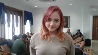 Azizah, istri Kurnia Meiga ikut bertolak ke Thailand (Liputan6.com/Risa Kosasih)