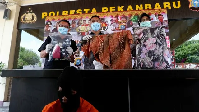 Penyidik Polresta Pekanbaru memperlihatkan barang bukti kasus suami bunuh istri di Pekanbaru.