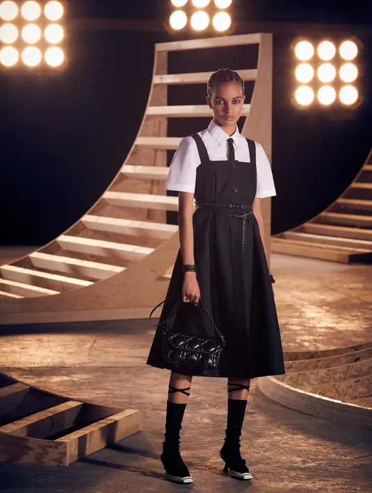 Untuk aksesori, dasi tipis, detail kaus kaki bertali yang sederhana namun efektif untuk melengkapi koleksi ini dengan sempurna, menjadikannya salah satu yang penting untuk lemari pakaian setiap wanita. (Dok/Dior).