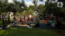 Sejumlah warga saat berwisata di Tebet Eco Park, Tebet, Jakarta, Senin (15/4/2024). (Liputan6.com/Herman Zakharia)