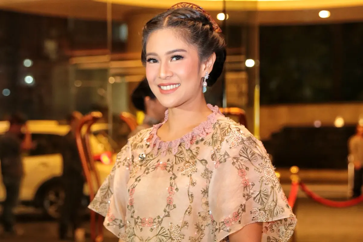 [Bintang] Intip Gaya Keren Dian Sastrowardoyo Nyanyi dan Main Gitar
