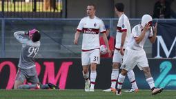 Reaksi para pemain AC Milan saat  gawangnya dibobol pemain Verona pada lanjutan Liga Italia Seire A pekan ke-35 di Stadio Marc'Antonio Bentegodi, Senin (25/4/2016) malam WIB. (EPA/Filipo Venezia)