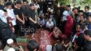 Keluarga dan Kerabat saat berada di makam almarhum, Ahmad Kurniawan di Tempat Pemakaman Umum, Kalisari, Cijantung, (11/1/2016). (Bola.com/Nicklas Hanoatubun)