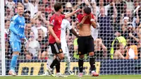 Pemain Manchester United, Bruno Fernandes, tak mampu menutupi kekecewaan setelah gagal mencetak gol melalui titik putih saat melawan Fulham dalam laga pekan ke-2 Premier League 2025/2026 di Craven Cottage, Minggu (24/8/2025) malam WIB. (Adam Davy/PA via AP)