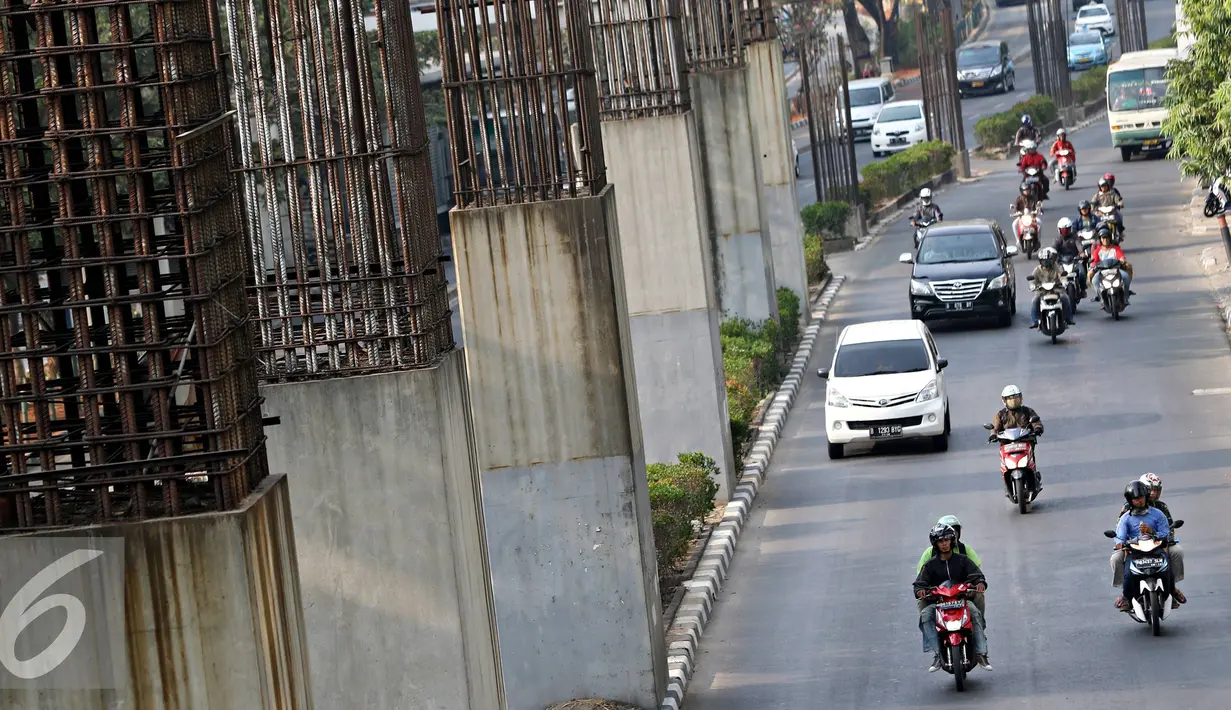 Tiang-tiang pancang penyangga monorel menjulang di sepanjang Jalan Rasuna Said, Jakarta, Jumat (30/10). Presiden Joko Widodo menyatakan seluruh tiang pancang bekas monorel akan difungsikan sebagai tiang penyangga rel LRT. (Liputan6.com/Immanuel Antonius)