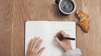 Setelah punya anak, keuangan rumah tangga harus dikelola lebih bijak. Berikut tips-tipsnya. (FOTO: Unsplash/cathryn lavery).