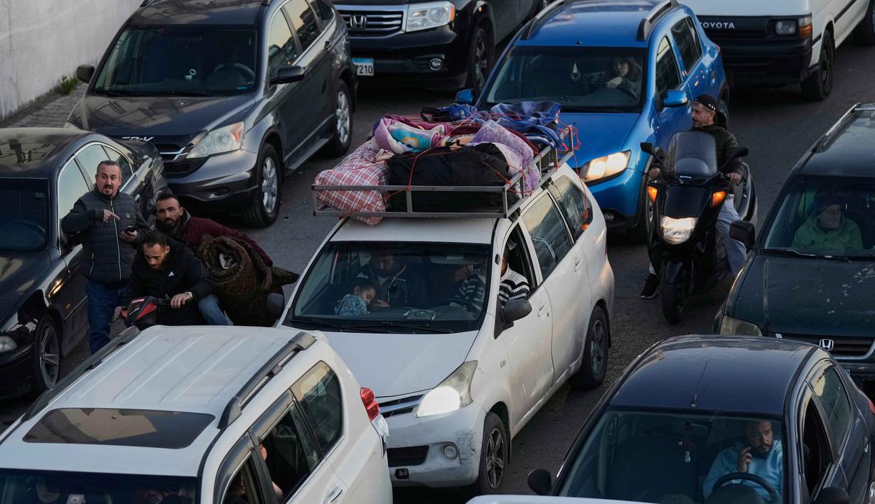 Serangan udara Israel terbaru juga menyebabkan puluhan korban jiwa dan kerusakan signifikan, termasuk kehancuran fasilitas seperti hotel di wilayah terdampak. Tampak dalam foto, para pengungsi yang melarikan diri dari serangan udara Israel di Dahiyeh, pinggiran selatan Beirut, terjebak kemacetan di Beirut, Lebanon, Kamis 5 Maret 2026. (AP Photo/Bilal Hussein)