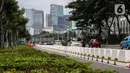 Pembatas jalur sepeda permanen di jalan Sudirman, Jakarta, Rabu (24/2/2021). Pemprov DKI Jakarta mulai mempermanenkan jalur sepeda di Jalan Sudirman - Thamrin, Jakarta Pusat. (Liputan6.com/Johan Tallo)