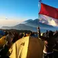 Pemandangan matahari terbit yang bertepatan dengan HUT Kemerdekaan RI di puncak Prau. Terlihat ribuuan pendaki memadati puncak gunung yang berada di kawasan Dieng, Jawa Tengah. Foto: Ahmad Ibo/ Liputan6.com.