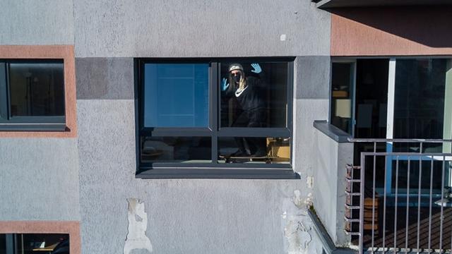 6 Potret Orang Sedang Karantina di Rumah Ini Bikin Senyum Sendiri