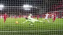 Pemain Liverpool, Diogo Jota, mencetak gol ke gawang Leicester City pada laga Liga Inggris di Stadion Anfield, Senin (23/11/2020). Liverpool menang dengan skor 3-0. (AP Photo/Jon Super)