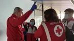 Sejumlah pakar medis China berbicara dengan dokter setempat dan staf Palang Merah di Padova, Italia (17/3/2020). Pakar medis China pada Selasa (17/3) tiba di Padova dari Roma. (Xinhua/Qin Xiaoli)