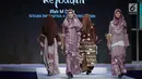 Model mengenakan busana rancangan desainer Iffah M Dewi saat tampil dalam Muslim Fashion Festival 2018 di Jakarta, Jumat (20/4). Iffah M Dewi menampilkan rancanganya dengan tema 'Rejodani'. (Liputan6.com/Faizal Fanani)