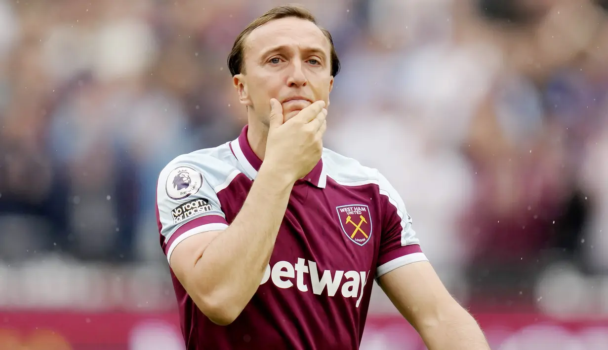 Air mata Mark Noble tak terbendung saat menjalani laga terakhir sekaligus perpisahan dengan West Ham United. Sang kapten itu memutuskan untuk gantung sepatu setelah 18 tahun membela The Hammers. (AP/Kirsty Wigglesworth)