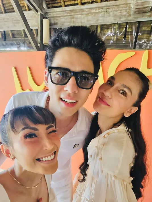Tampak hadir juga  pria yang selama ini dikabarkan pacaran dengan Luna Maya, Maxime Boutier. "I love you so much," kata Maxime di tengah acara yang disambut riuh tepukan tamu lain. [Instagram/mrsayudewi]