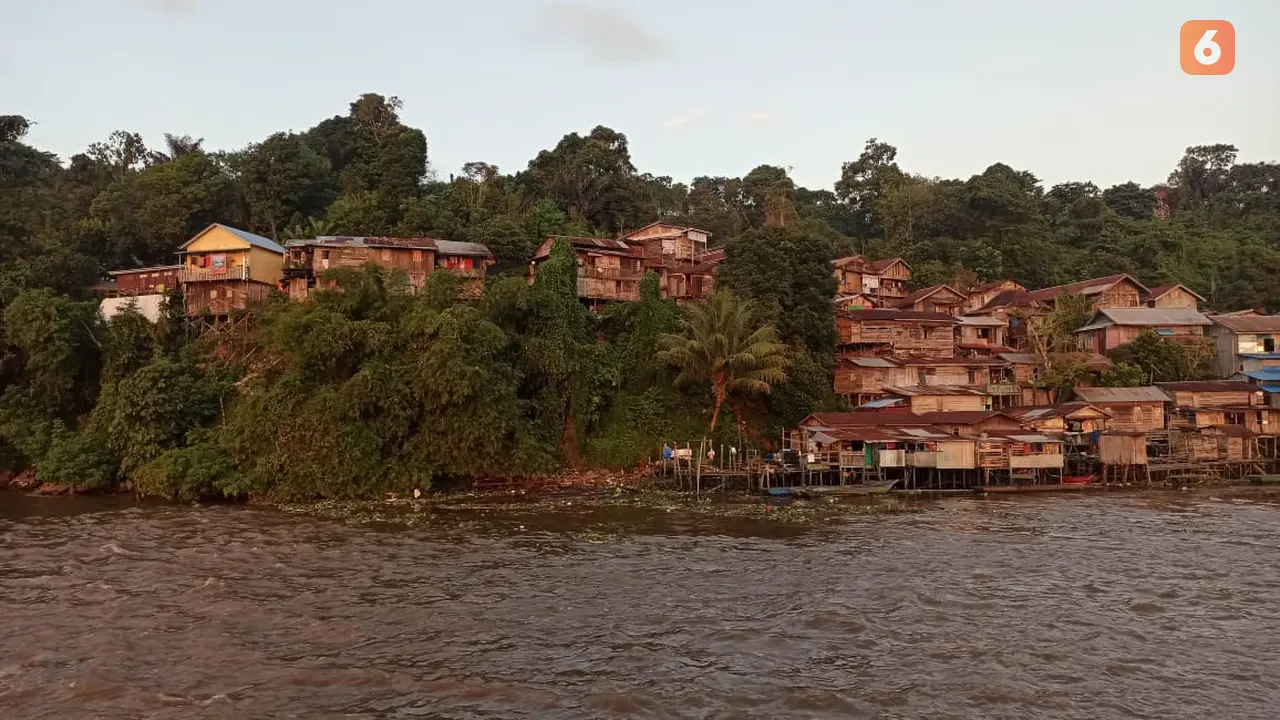 Pemukiman di Tepi Sungai Mahakam.