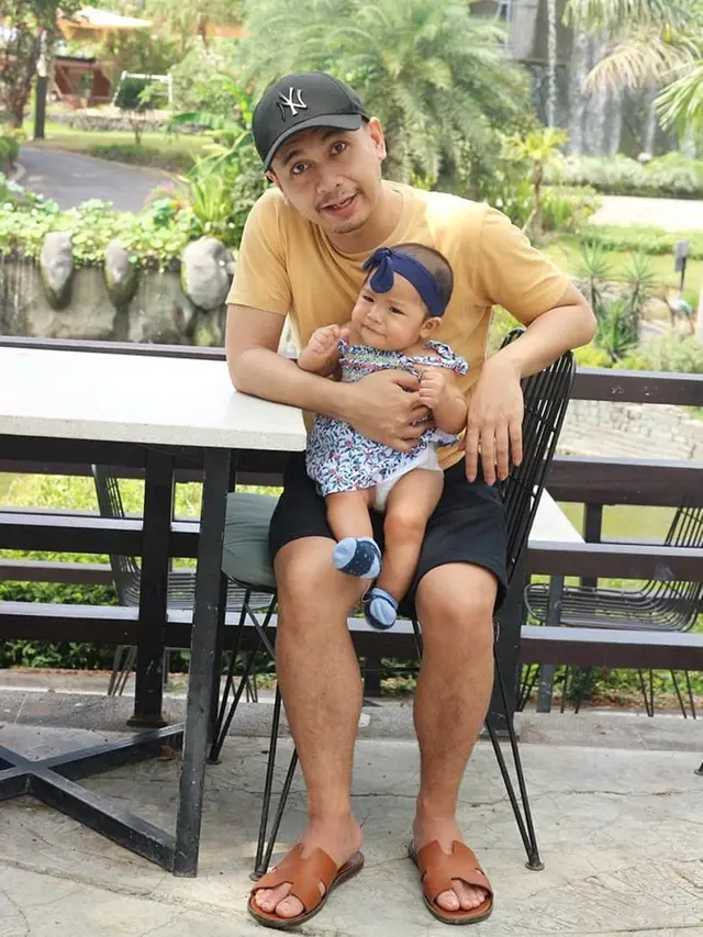 6 Potret Liburan Seru Keluarga Raditya Dika di Bali, Sambil Momong Putri Tercinta