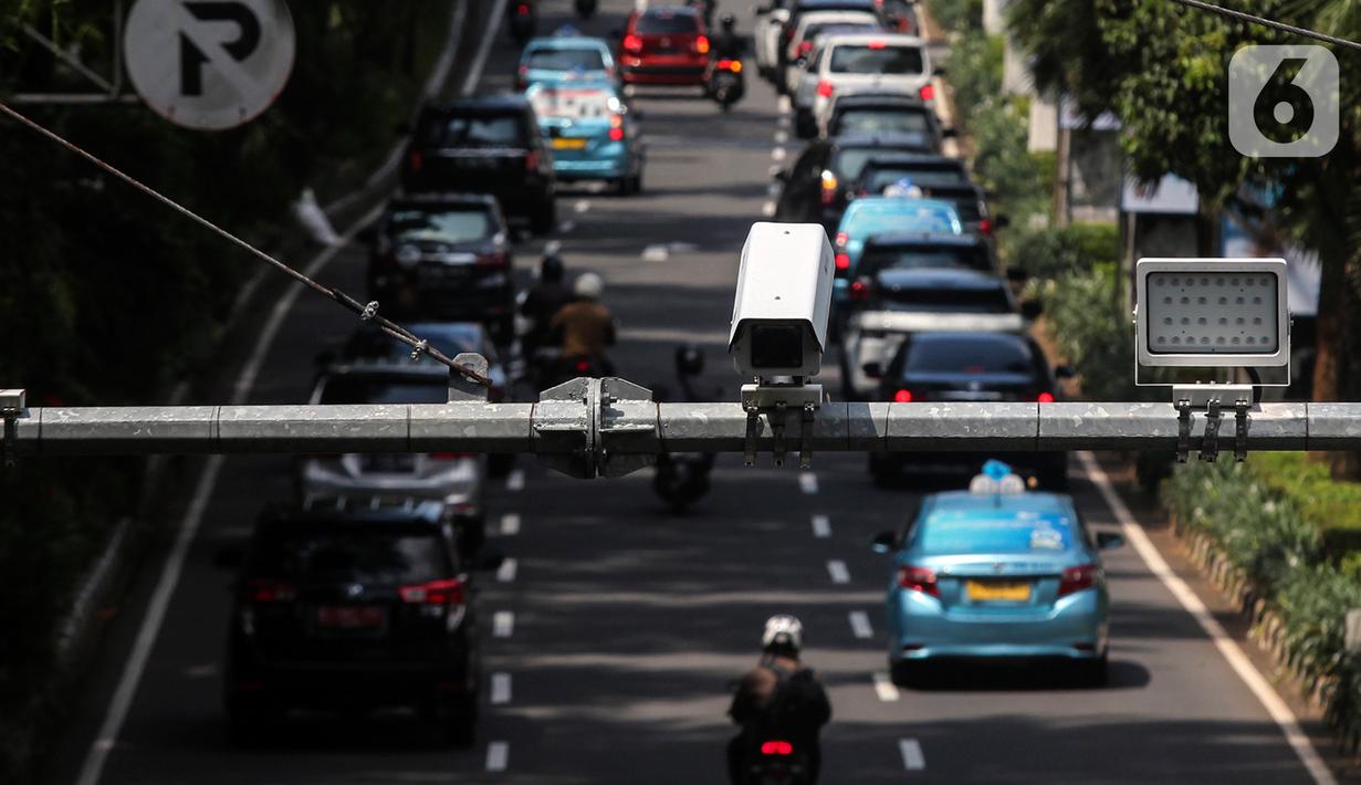 Kendaraan melintas di bawah Kamera tilang elektronik mobile atau ETLE (Electronic Traffic Law Enforcement) di Jalan Asia Afrika, Jakarta, Rabu (29/12/2021). Korlantas Polri akan menerapkan ETLE mobile sepanjang liburan Nataru 2021 untuk mengurangi kecelakaan lalu lintas. (Liputan6.com/Johan Tallo)