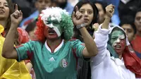 Fans Meksiko mewarnai rambut dan wajah saat memberikan dukungan kepada timnya melawan Panama pada laga kualifikasi Piala Dunia 2018 di Azteca Stadium, Meksiko, (1/9/2017).  (AP/Christian Palma)