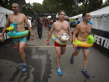Para peserta acara Underwear Run di Central Park, New York, berhasil melewati garis finis, Jumat (2/8/14). (REUTERS/Carlo Allegri)