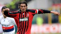 A.C. Milan&#039;s defender Paolo Maldini controls the ball during AC Milan vs Genoa, Italian serie A football match at San Siro stadium in Milan, 27 January 2008. AFP PHOTO / ALBERTO PIZZOLI
