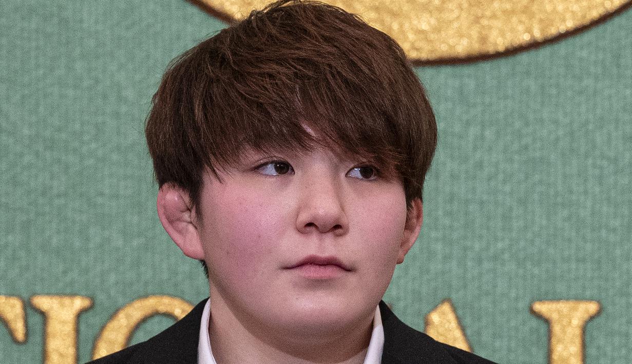 Rina Gonoi (23), seorang mantan perwira SDF Jepang, mengambil bagian dalam konferensi pers di National Press Club di Tokyo, Senin (30/1/2023). Tahun lalu, Kementerian Pertahanan Jepang mengakui fakta dan meminta maaf kepada Gonoi. Lima orang SDF yang terlibat diberhentikan. (Richard A. Brooks / AFP)
