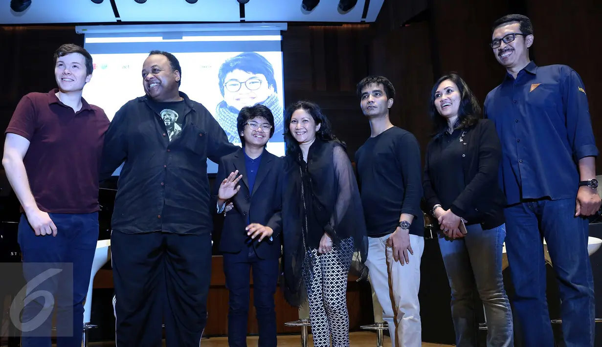 Pianis muda kebanggaan Indonesia, Joey Alexander seusai jumpa pers di Jakarta, Kamis (19/5). Joey Alexander siap menggelar konser perdananya bertajuk 'Joey Alexander Live in Concert' pada 22 Mei mendatang di JIExpo Kemayoran (Liputan6.com/Herman Zakharia)