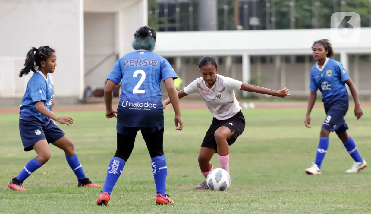 Laga latih tanding antara Timnas putri Indonesia melawan tim putri Persib di Stadion Madya, Kompleks Gelora Bung Karno, Jakarta, Kamis (13/1/2022). Latih tanding ini persiapan untuk berlaga di ajang Piala Asia Wanita 2022. (Liputan6.com/Helmi Fithriansyah)