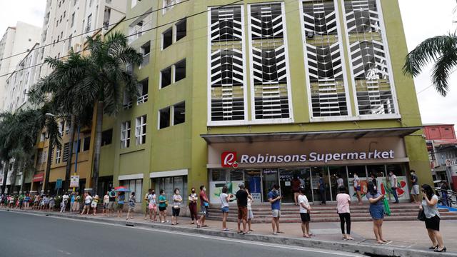 Warga di Filipina Membuat Jarak