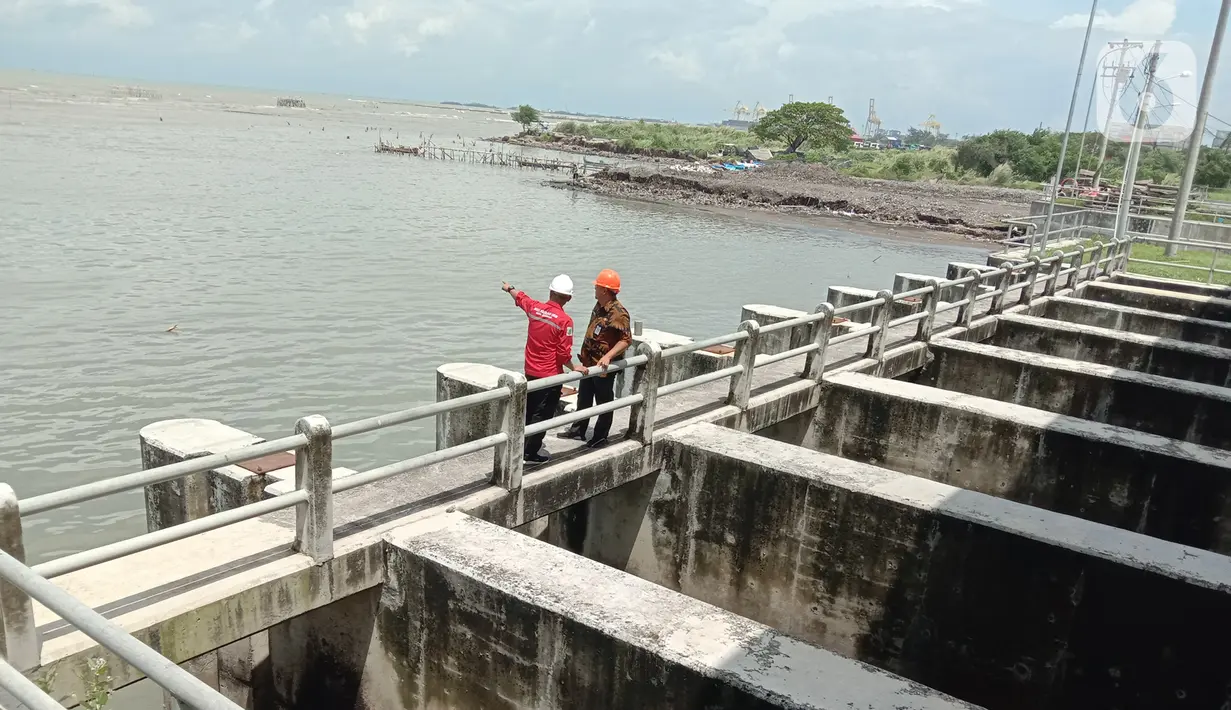 Petugas Dinas Pekerjaan Umum (PU) Kota Semarang memeriksa aliran air di Rumah Pompa Kali Semarang, Jawa Tengah, Kamis (2/1/2020). Dinas PU Kota Semarang melakukan pengerukan sedimentasi dan sampah, persiapan rumah pompa, dan normalisasi saluran air untuk mengantisipasi banjir. (Liputan6.com/Gholib)