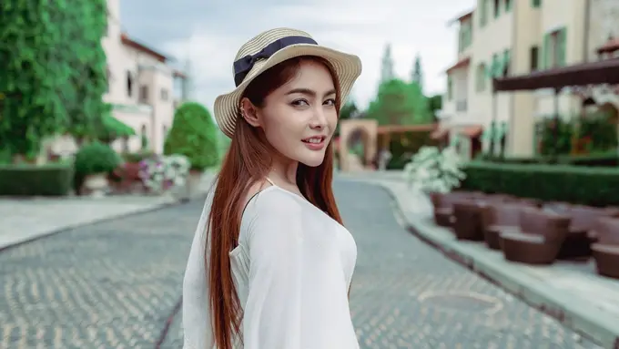 cantik melirik tersenyum misterius