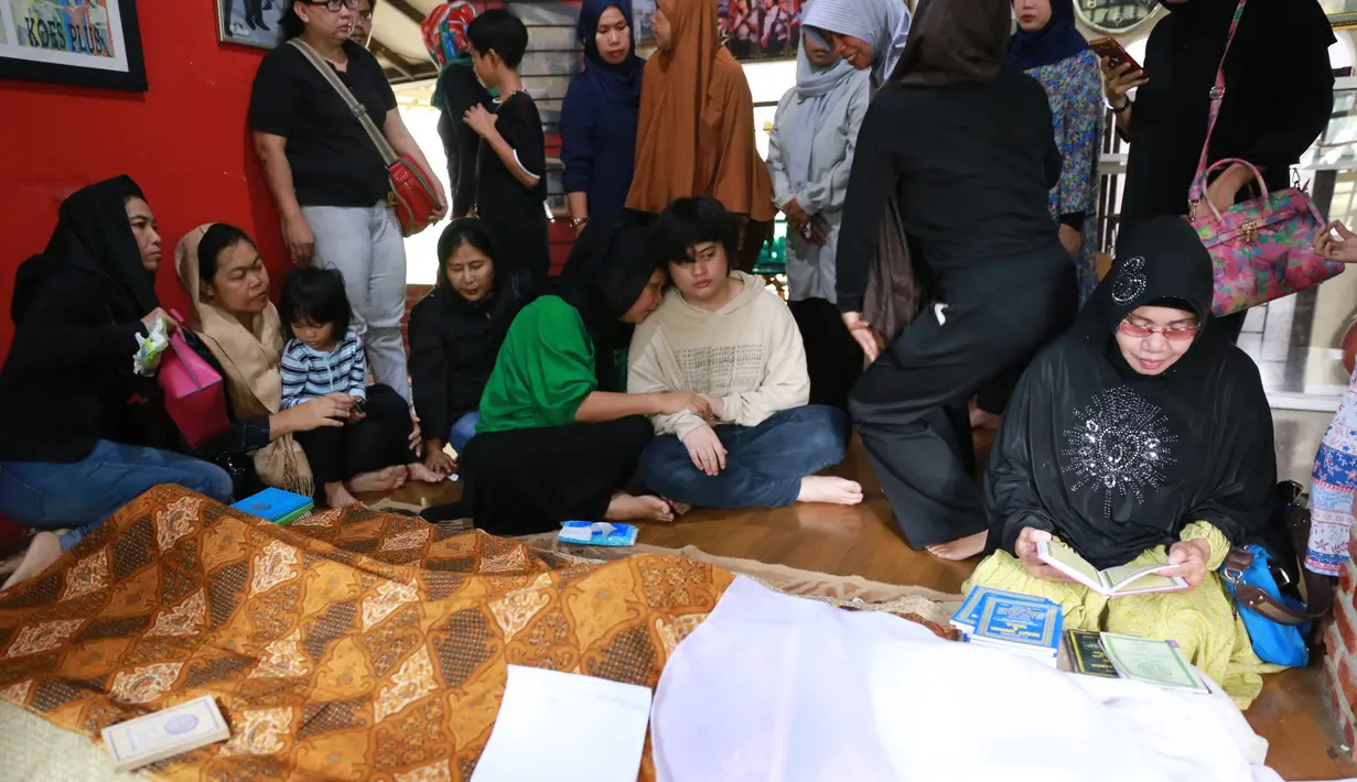 Menurut rencana, jenazah Yon Koeswoyo akan dimakamkan di Tempat Pemakaman Umum (TPU) Tanah Kusir, Jakarta Selatan, Sabtu (6/1) pagi. (Adrian Putra/Bintang.com)
