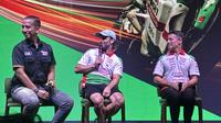 Pembalap Castrol Honda LCR MotoGP Johann Zarco (tengah) bicara soal tantangan membalap di Sirkuit Mandalika jelang dimulainya MotoGP Mandalika 2025 pada awal Oktober. (Liputan6.com/Melinda Indrasari)