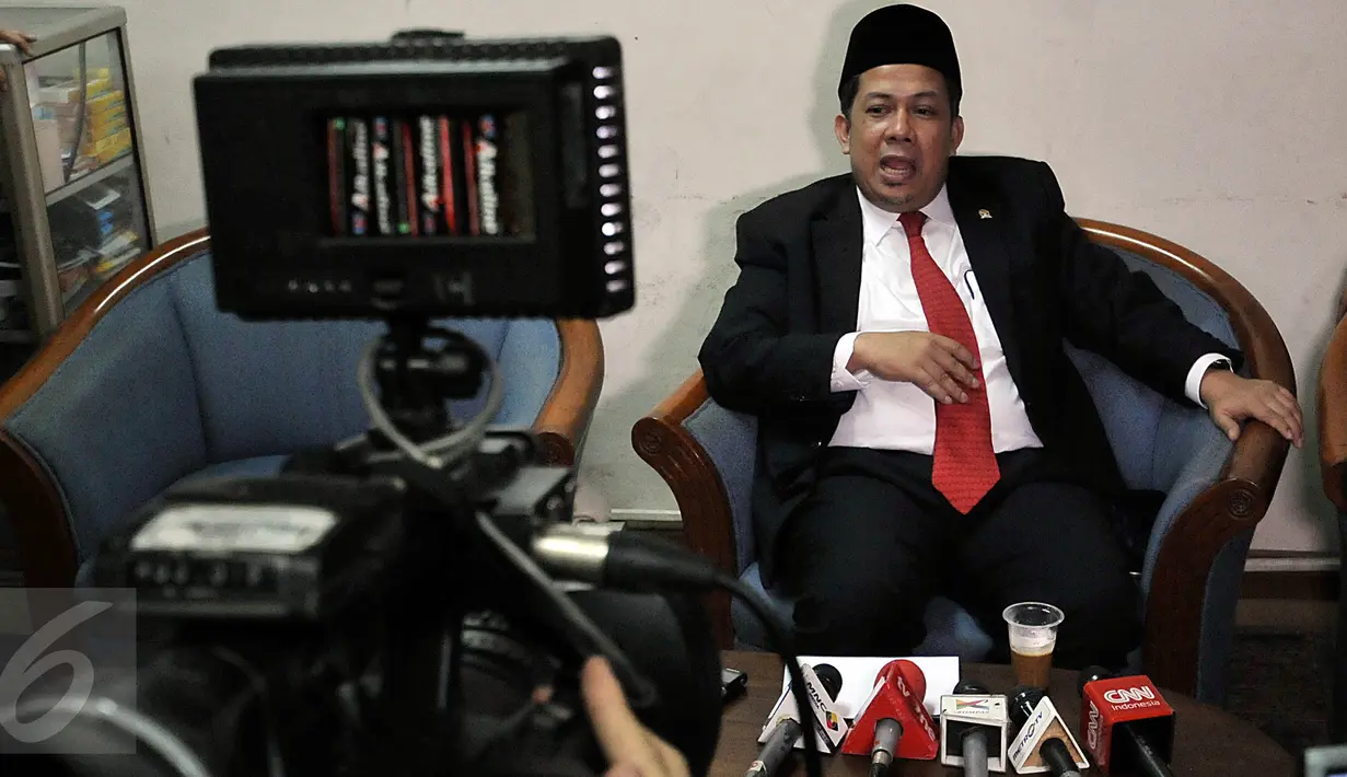 Fahri Hamzah memberikan keterangan pers di Kompleks Parlemen DPR RI, Jakarta, Senin (11/1/2016). Fahri mengaku siap dipanggil oleh Badan Penegakan Disiplin Organisasi PKS. (Liputan6.com/Johan Tallo)