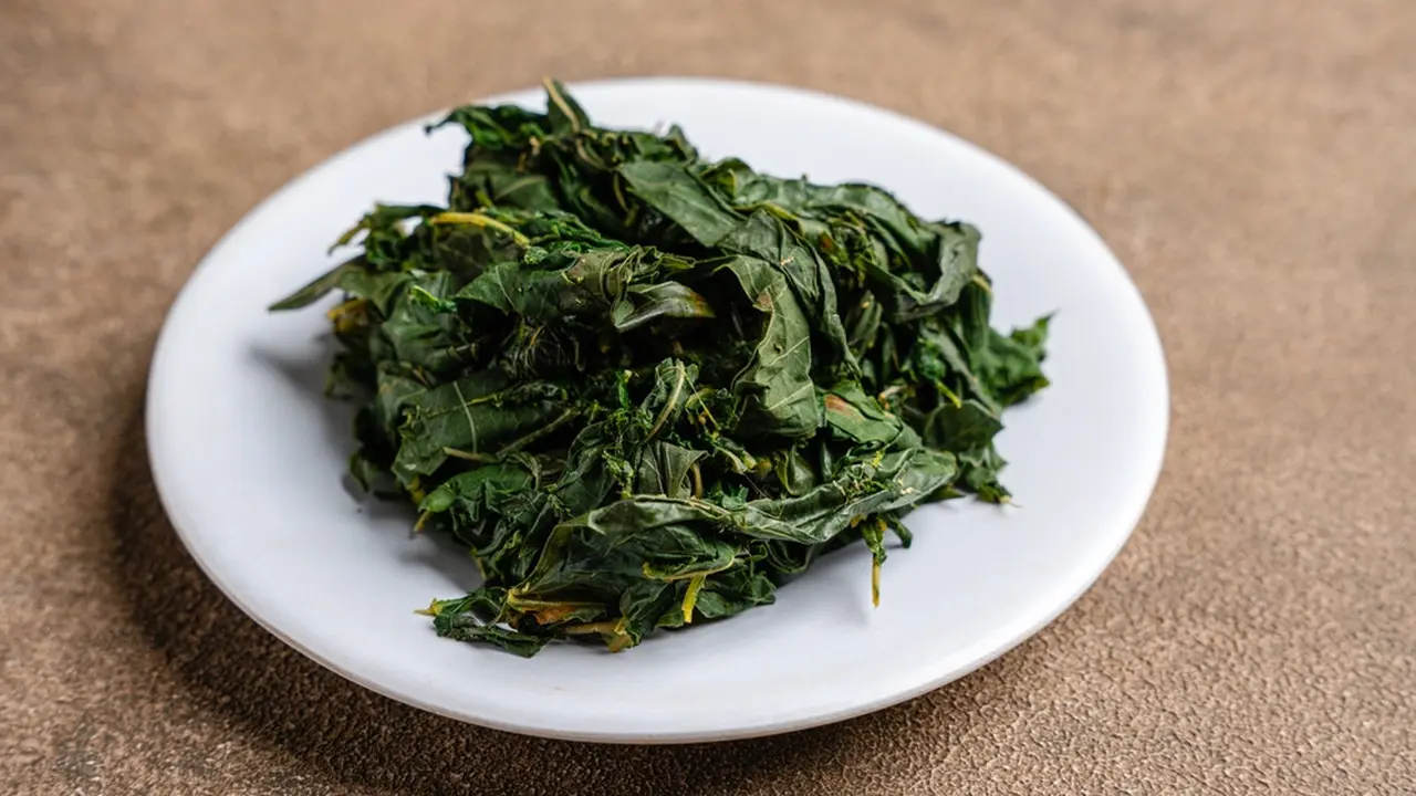 merebus daun singkong