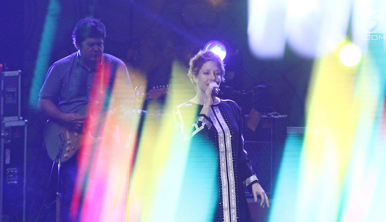 Aksi panggung vokalis Sixpence None The Richer, Leigh Nash di event bertajuk "The 90s Festival" di Gambir Expo, Kemayoran, Jakarta, Sabtu (25/11). Band luar negeri ini merupakan satu-satunya yang tampil di The 90s Festival. (Liputan6.com/Herman Zakharia)