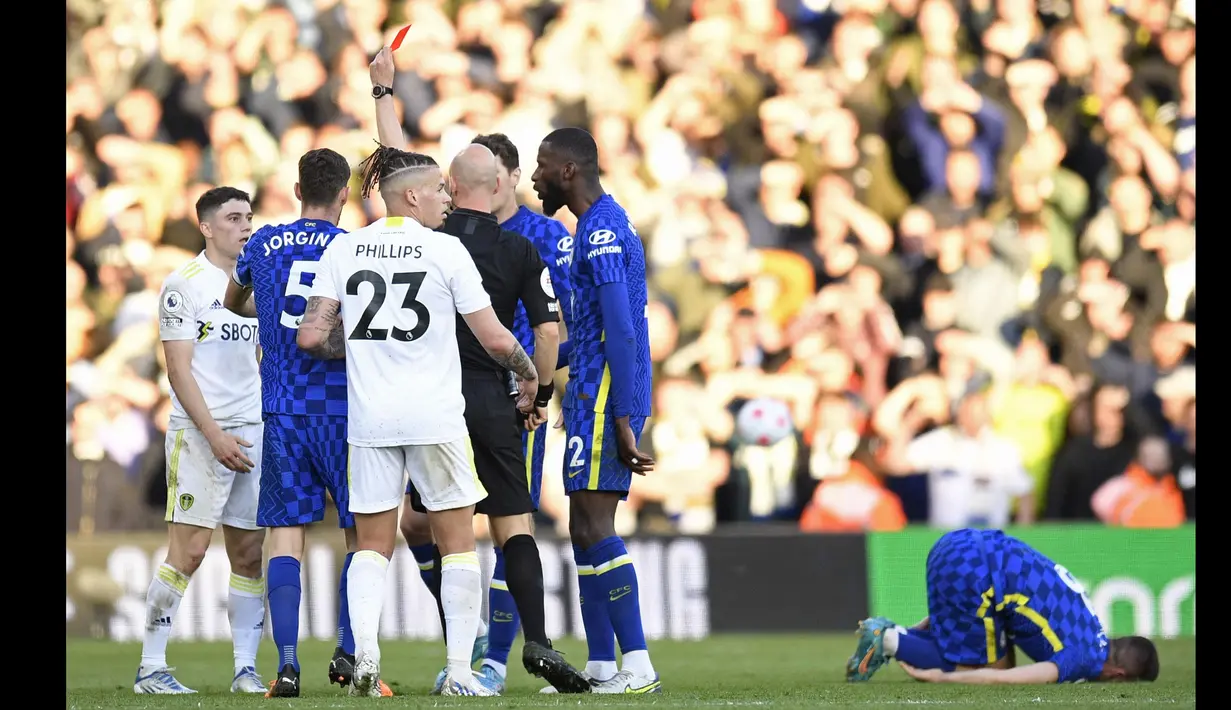 Sebagai hadiahnya, wasit memberikan kartu merah kepada pemain berkebangsaan Wales tersebut. (AFP/Oli Scarff)