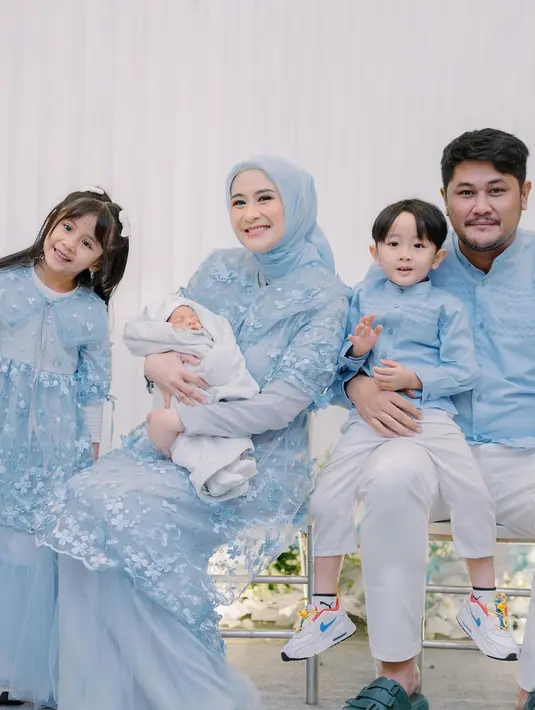 Pasangan selebriti Puadin Redi dan Ryana Dea baru saja menggelar akikah anak ketiganya, Gavin Rafaeyza Redi. Acara digelar secara meriah di sebuah hall di kawasan Jakarta Selatan. Berikut beberapa  potretnya. [Instagram/ryana_dea]