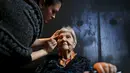 Judith Rosenzweig (81) dirias sebelum mengikuti kontes kecantikan Miss Holocaust Survivor di Israel, Selasa (24/11). 13 wanita lansia mengikuti kontes kecantikan tahun ketiga yang diperuntukkan bagi korban selamat genosida Nazi. (REUTERS/Amir Cohen)