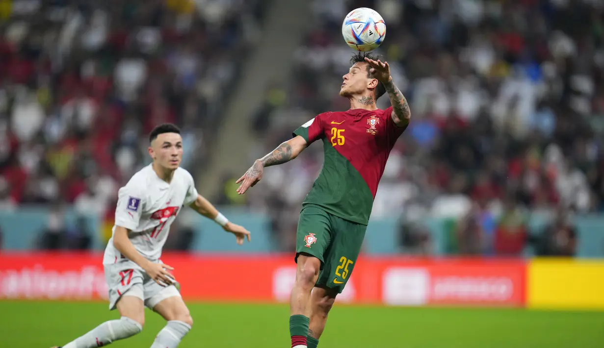 Gelandang Portugal Otavio melakukan sundulan saat menghadapi Swiss dalam laga 16 besar Piala Dunia 2022 di Stadion Lusail Iconic, Rabu (7/12/2022) dini hari WIB. Timnas Portugal sukses membungkam Timnas Swiss dengan skor 6-1. (AP Photo/Natacha Pisarenko)