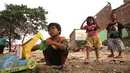Anak-anak bermain di lokasi bekas penggusuran di Bukit Duri, Jakarta, Senin (20/1). Pasca terjadinya penggusuran, kawasan tersebut kini dimanfaatkan oleh anak-anak untuk dijadikan lahan bermain. (Liputan6.com/Gempur M Surya)