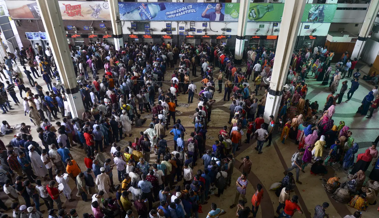 Warga mengantre untuk membeli tiket menjelang Hari Raya Idul Adha di sebuah stasiun kereta api di Dhaka (2/8/2019). Muslim di seluruh dunia bersiap merayakan Idul Adha yang menandai berakhirnya ziarah haji ke Mekah. (AFP Photo/Munir Uz Zaman)