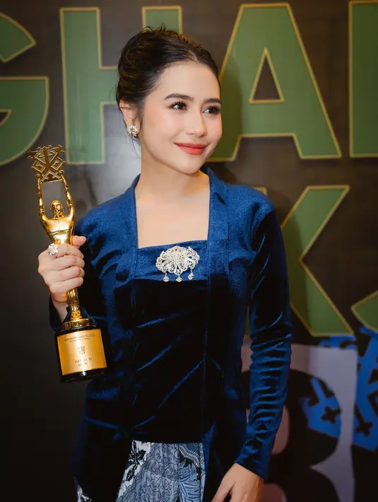Kembali mendapat penghargaan, kali ini Prilly datang ke acara IKJ Awards 2024 dengan memakai kebaya beludru berwarna biru. Sosoknya yang kini semakin langsing, menuai banyak pujian dari para penggermar yang kagum dengan prestasinya. (Liputan6.com/IG/prillylatuconsina96)