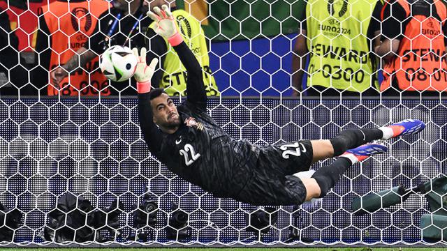 Foto: Penampilan Heroik Kiper Diogo Costa Berbuah Rekor Menawan di Euro 2024