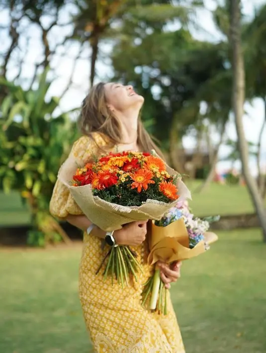 Pada foto yang dibagikan, Luna terlihat bahagia dengan senyuman yang selalu menghiasi wajahnya. (Instagram/lunamaya).